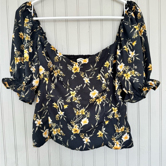 Abercrombie & Fitch Tops - Abercrombie & Fitch Black and Yellow Floral cropped Blouse stretch